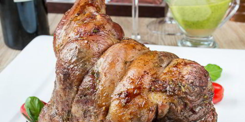 Как приготовить запеченная баранья нога с розмарином