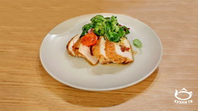 Рецепт Запеченная куриная грудка, фаршированная вялеными томатами и моцареллой