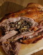 Запеченная утка, фаршированная диким рисом и яблоками