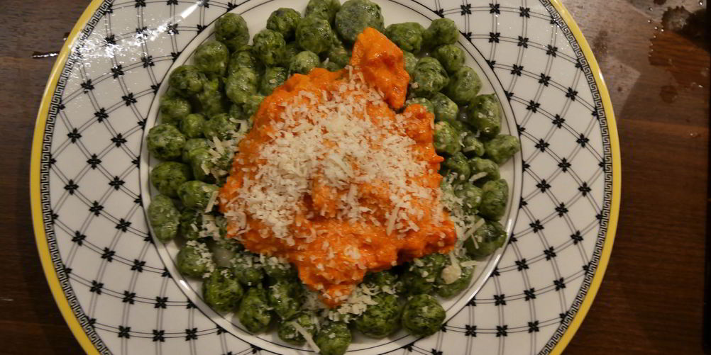 Как приготовить ньокки из шпината и рикотты с томатным соусом