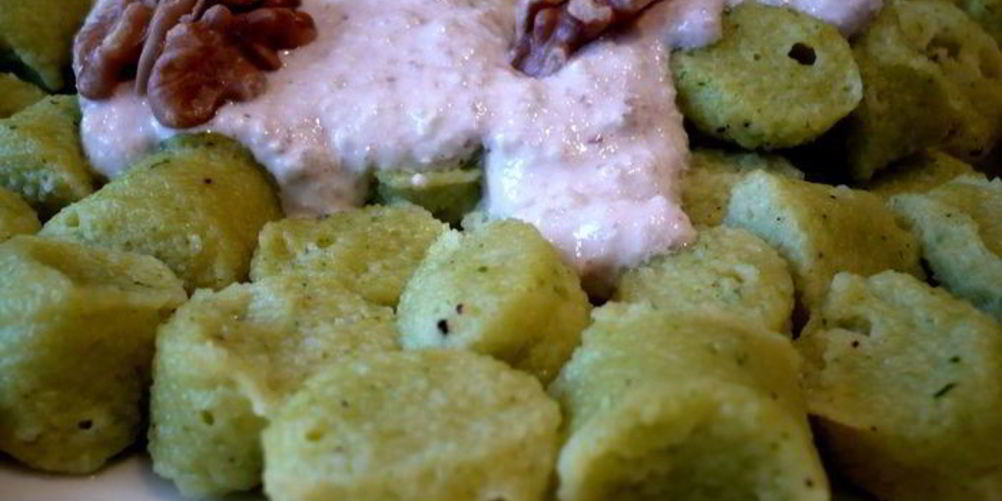 Как приготовить ньокки с базиликом под соусом из грецкого ореха