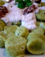 Ньокки с базиликом под соусом из грецкого ореха