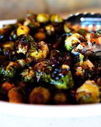 Брюссельская капуста с бальзамическим уксусом и клюквой