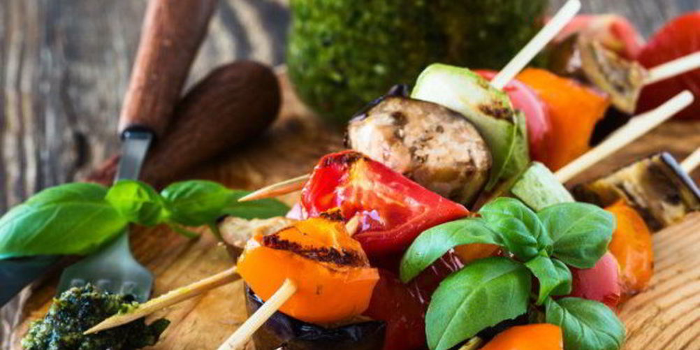 Как приготовить кабачки с помидорами и баклажанами на шпажках