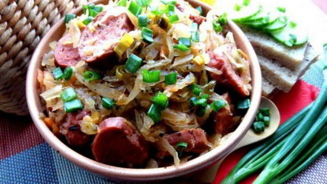 Рецепт Капуста с баварскими колбасками и шпинатом