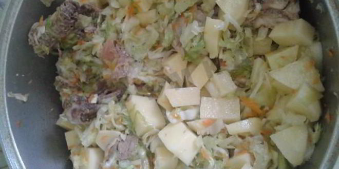 Рецепт капуста тушенная с картошкой и куриными окорочками в казане