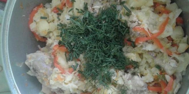 Рецепт капуста тушенная с картошкой и куриными окорочками в казане