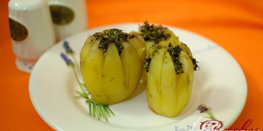 Как приготовить картофель, запеченный с зеленым соусом