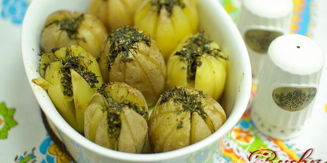 Рецепт картофель, запеченный с зеленым соусом