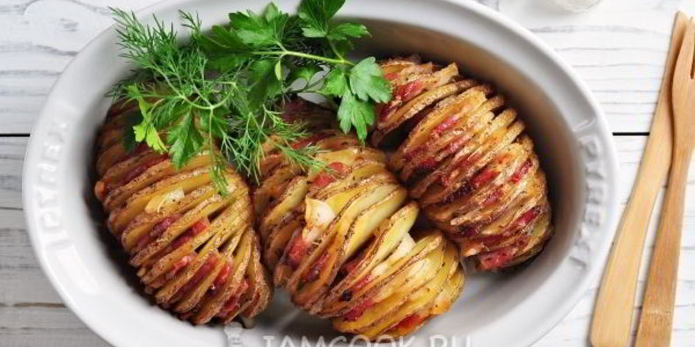 Как приготовить картошка-гармошка, запеченная с беконом и ароматными травами