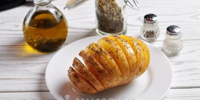 Рецепт картошка-гармошка, запеченная с беконом и ароматными травами