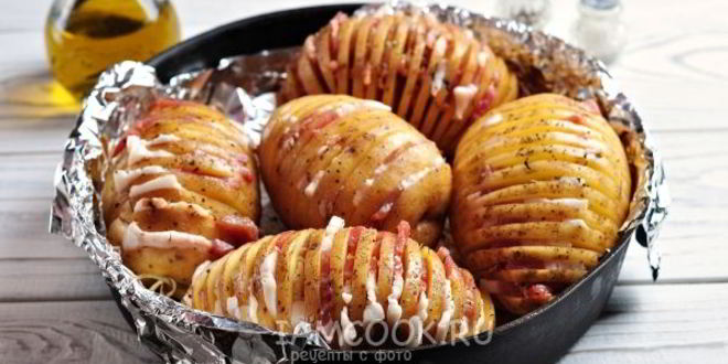 Рецепт картошка-гармошка, запеченная с беконом и ароматными травами