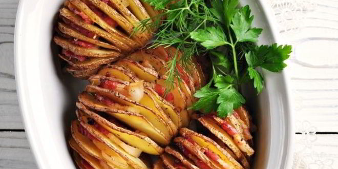 Рецепт картошка-гармошка, запеченная с беконом и ароматными травами