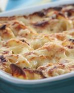 Кольраби и картофель, запеченные под соусом бешамель