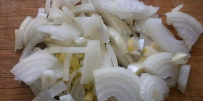 Рецепт лук, тушеный с черносливом