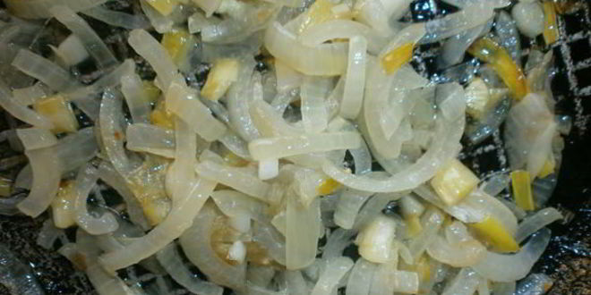 Рецепт лук, тушеный с черносливом