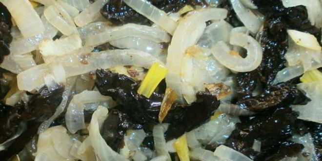 Рецепт лук, тушеный с черносливом