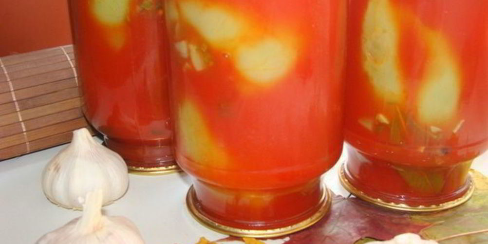 Как приготовить маринованный перец, фаршированный баклажанами, в томатном соке