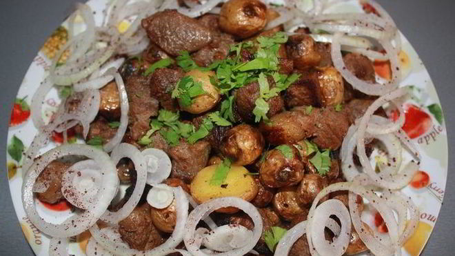 Рецепт Мелкий молодой картофель, запеченный в казане с тушеной говядиной