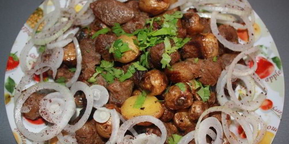 Как приготовить мелкий молодой картофель, запеченный в казане с тушеной говядиной