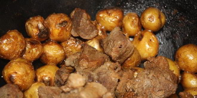 Рецепт мелкий молодой картофель, запеченный в казане с тушеной говядиной