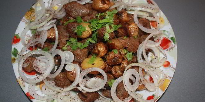 Рецепт мелкий молодой картофель, запеченный в казане с тушеной говядиной