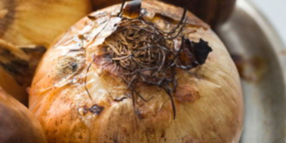 Как приготовить печеный лук в духовке