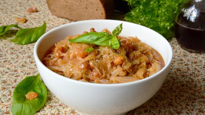 Рецепт Тушеная капуста с изюмом