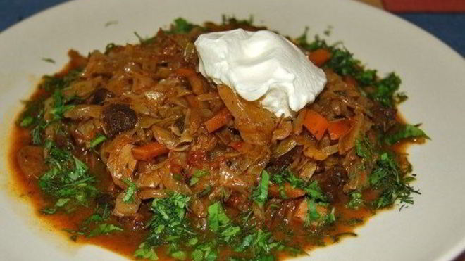 Рецепт Тушеная капуста с курицей и грибами
