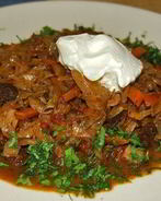 Тушеная капуста с курицей и грибами