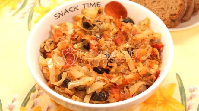 Рецепт Тушеная капуста с помидорами и маслинами