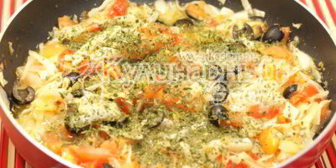 Рецепт тушеная капуста с помидорами и маслинами