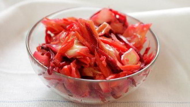 Рецепт Тушеная красная капуста с яблоками и хересным уксусом