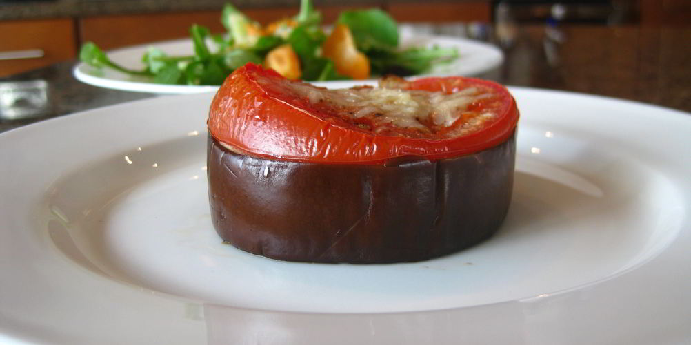 Как приготовить запеченные баклажаны с помидорами