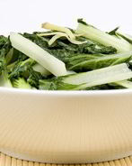 Жареный латук с чесноком