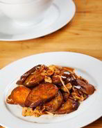 Жареные баклажаны в соевом соусе и мирине с чесноком