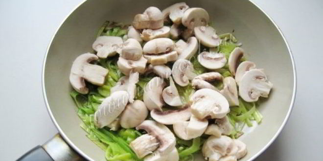 Рецепт куриная печень с грибами в сметане