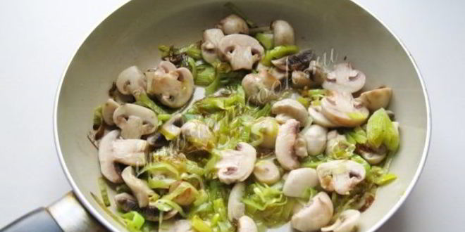 Рецепт куриная печень с грибами в сметане