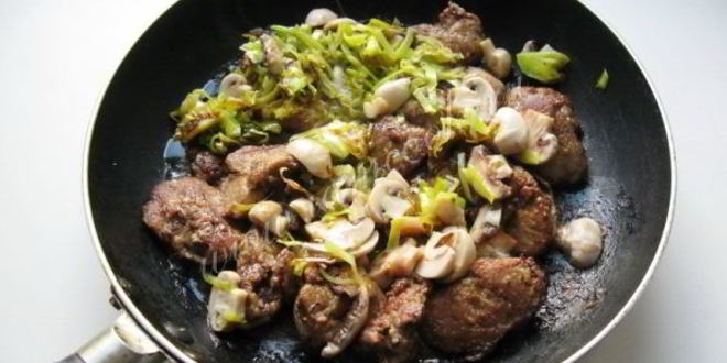 Рецепт куриная печень с грибами в сметане