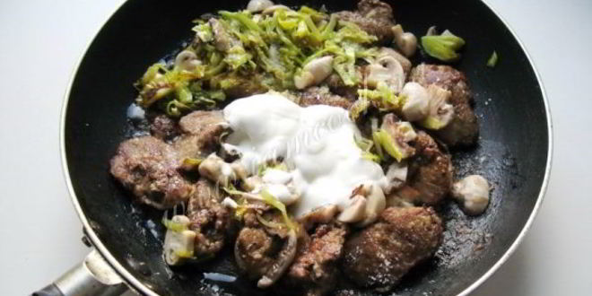 Рецепт куриная печень с грибами в сметане