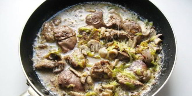 Рецепт куриная печень с грибами в сметане