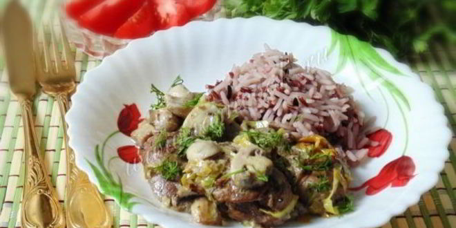 Рецепт куриная печень с грибами в сметане