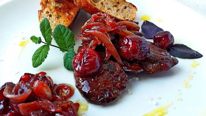 Рецепт Куриная печень с маринованной черешней