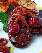 Куриная печень с маринованной черешней