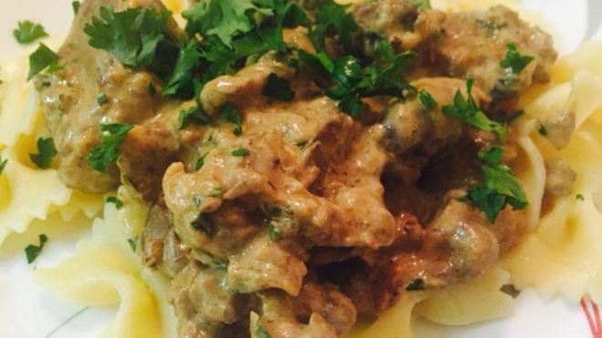 Рецепт Куриные сердечки и печень, тушеные в сметане