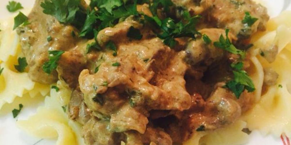 Как приготовить куриные сердечки и печень, тушеные в сметане