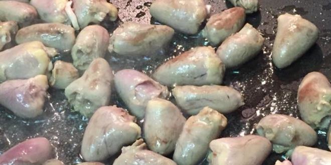 Рецепт куриные сердечки и печень, тушеные в сметане