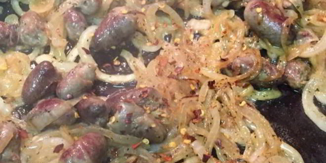 Рецепт куриные сердечки и печень, тушеные в сметане