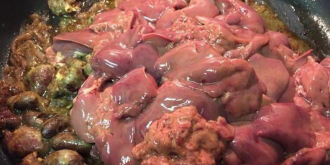 Рецепт куриные сердечки и печень, тушеные в сметане