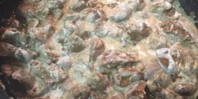 Рецепт куриные сердечки и печень, тушеные в сметане